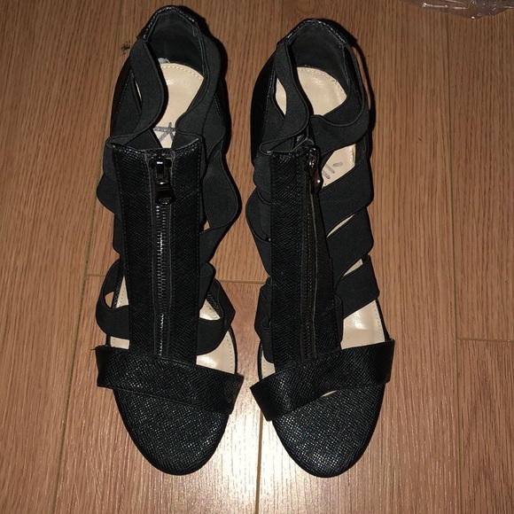 Black heels - Picture 1 of 2